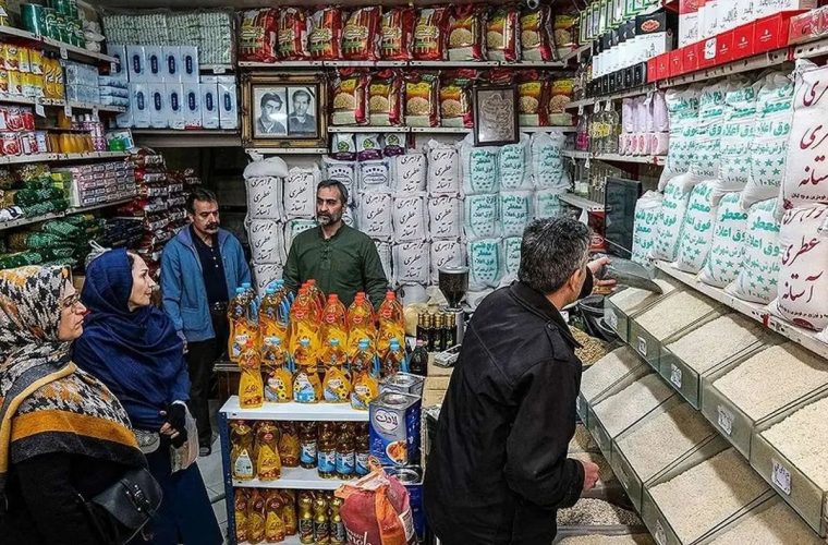 دهک‌های ۱ تا ۳ از ۱۹ دی، دهک‌های ۴ تا ۷ از ۲۲ دی و سایر خانوار‌ها از ۲۸ ماه جاری می‌توانند به فروشگاه‌ها مراجعه کنند/ اعتبار باقی‌مانده به ماه‌های بعد منتقل خواهد شد/ هیچ محدودیتی در مقدار خرید یا انتخاب نشان تجاری وجود ندارد/ در صورت خرید بیش از سقف اعتبار، مابه‌التفاوت را خریدار پرداخت می‌کند/ امکان خرید در چند نوبت وجود دارد