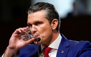 واکنش وزیر جنگ آمریکا به «پیش‌بینی عملیات نظامی بر اساس افزایش سفارش پیتزا در اطراف پنتاگون»: به این فکر کرده‌ام که برخی شب‌ها مقدار زیادی پیتزا سفارش دهم تا همه را گیج کنم/ شاید یک شب تعداد زیادی سفارش ببینید، اما من همه را از یک اپلیکیشن سفارش داده باشم تا کل سیستم را به‌هم بریزم و همه را در حالت عدم تعادل نگه دارم