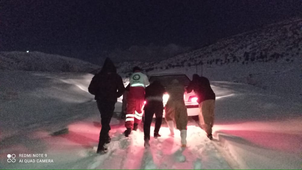 نجات جان ۷ نفر گرفتار شده در برف و کولاک منطقه طسوج توسط امدادگران هلال احمر کهگیلویه و بویراحمد+تصاویر