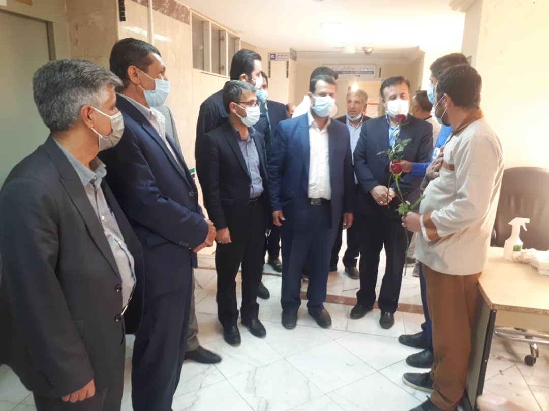 همزمان با روز کارگر/مدیرکل و مدیر درمان تامین اجتماعی استان کهگیلویه و بویراحمد از بیماران بستری در بیمارستان عیادت کردند
