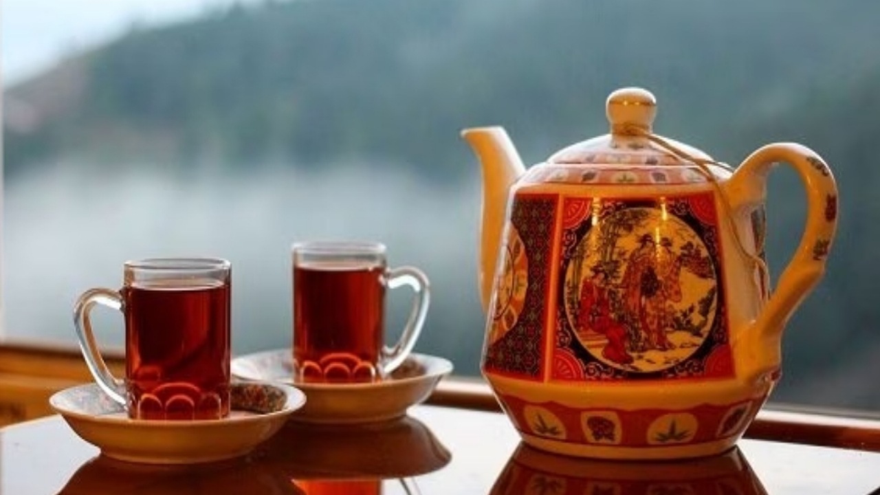 چه کسانی نباید چای پُررنگ بخورند