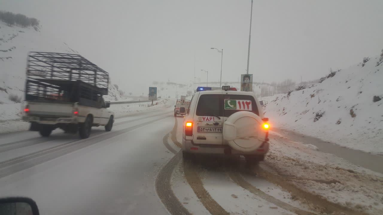 نجات ۵۴ خانواده گرفتار در برف و کولاک شب گذشته کهگیلویه و بویراحمد توسط هلال احمر نجات ۵۴ خانواده گرفتار در برف و کولاک شب گذشته کهگیلویه و بویراحمد توسط هلال احمر