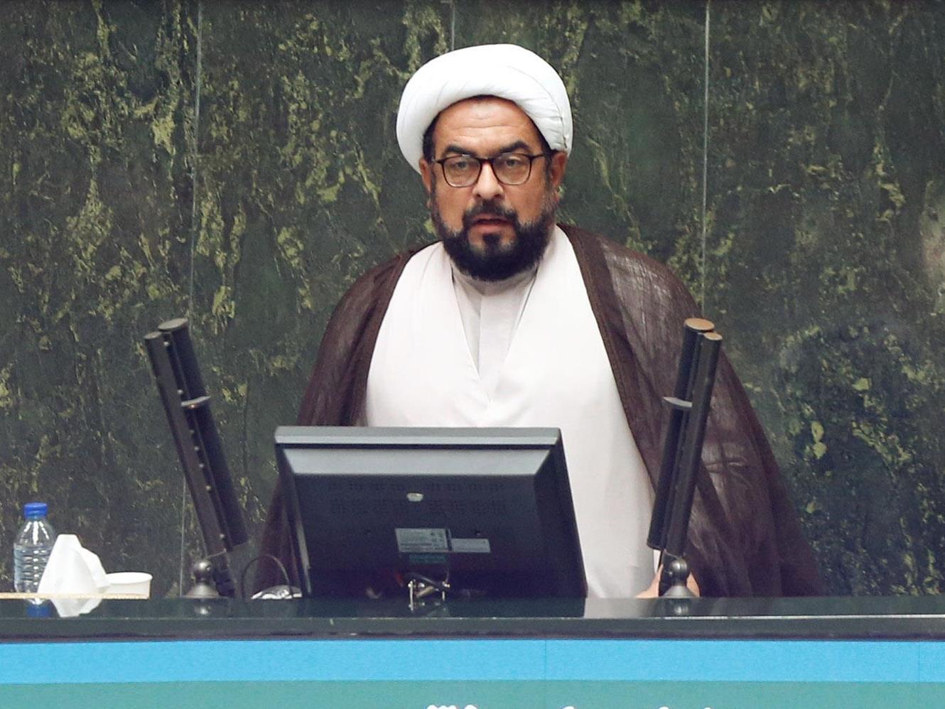 توضیح نماینده شادگان درباره سوءقصد به او: یک فرد جوان بطری بنزین ۲-۳ لیتری را روی من ریخت / می خواست بنده را آتش بزند اما فندک روشن نشد توضیح نماینده شادگان درباره سوءقصد به او: یک فرد جوان بطری بنزین ۲-۳ لیتری را روی من ریخت / می خواست بنده را آتش بزند اما فندک روشن نشد