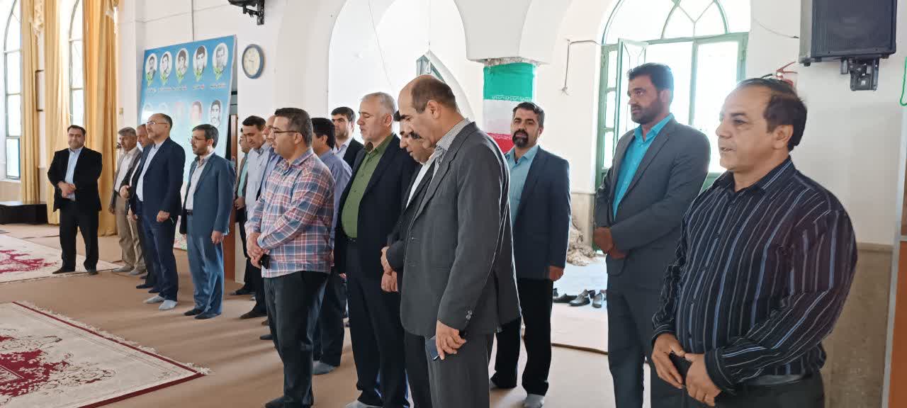 ادای احترام مدیران و کارکنان تأمیناجتماعی کهگیلویه و بویراحمد به مقام شهدا در نخستین روز هفته تأمیناجتماعی ادای احترام مدیران و کارکنان تأمیناجتماعی کهگیلویه و بویراحمد به مقام شهدا در نخستین روز هفته تأمیناجتماعی