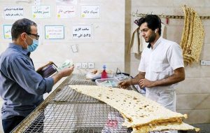 کاهش چشمگیر سهمیه آرد نانوایی‌ها / نانوا موظف شده هر کیسه آرد که ۱۱۰ تا ۱۱۵ عدد نان سنگک به دست می‌آید را به ۴۰ مشتری بفروشد که به هر نفر حداکثر سه نان می‌رسد / اگر بخواهند نان بیشتری بدهد، سهمیه آرد واحد نانوایی کم می‌شود / این محدودیت از حدود ۱۰ روز پیش اتفاق افتاده / اگر نانوا مجبور باشد آرد را به طور آزاد تامین کند قیمت نان حداقل سه برابر می‌شود