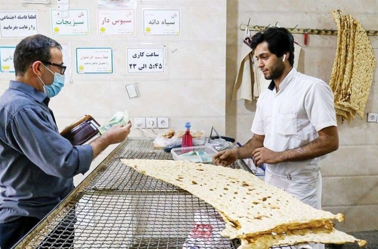 کاهش چشمگیر سهمیه آرد نانوایی‌ها / نانوا موظف شده هر کیسه آرد که ۱۱۰ تا ۱۱۵ عدد نان سنگک به دست می‌آید را به ۴۰ مشتری بفروشد که به هر نفر حداکثر سه نان می‌رسد / اگر بخواهند نان بیشتری بدهد، سهمیه آرد واحد نانوایی کم می‌شود / این محدودیت از حدود ۱۰ روز پیش اتفاق افتاده / اگر نانوا مجبور باشد آرد را به طور آزاد تامین کند قیمت نان حداقل سه برابر می‌شود
