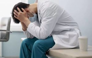 ۱۶ رزیدنت پزشکی در یک سال اخیر خودکشی کردند / ۳۰ درصد دستیاران پزشکی به خودکشی فکر می‌کنند