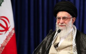 آیت‌الله خامنه‌ای: خواستگار اگر با قصد لذت به دختر بدون چادر و روسری نگاه نکند، اشکال ندارد