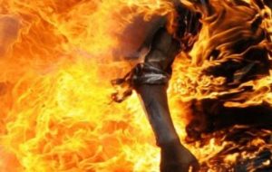 زن تهرانی جلوی چشمان فرزندانش شوهرش را آتش زد زن تهرانی جلوی چشمان فرزندانش شوهرش را آتش زد