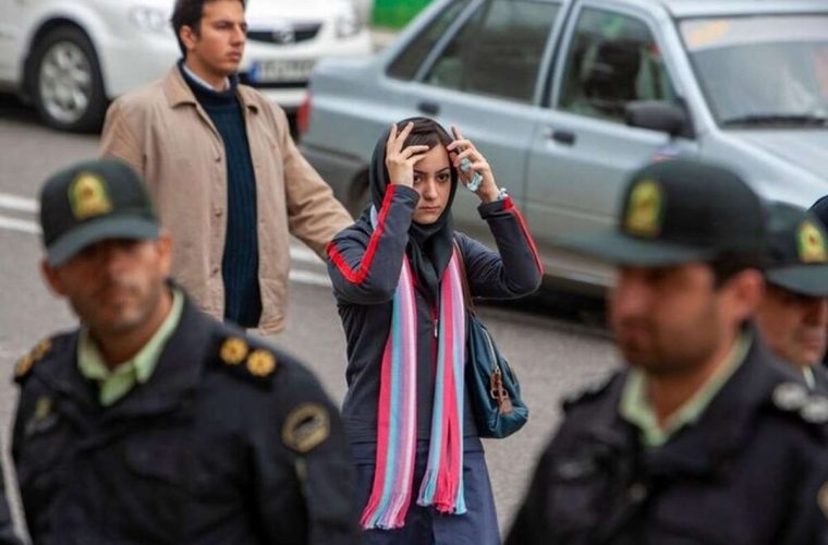 بانکیپور، نماینده مجلس: اگر کسی مرتکب بی حجابی شود مبلغ ۳ میلیون تومان جریمه خواهد شد که از حساب فرد کم میشود / اگر فرد سرپرست خانواده باشد تا حدی باید در حسابش پول باشد مابقی آن کسر میشود؛ اگر در حساب پول نباشد، به عنوان بدهکار حساب خواهد شد / احتمالا این لایحه بعد از عید قابلیت اجرا خواهد داشت بانکیپور، نماینده مجلس: اگر کسی مرتکب بی حجابی شود مبلغ ۳ میلیون تومان جریمه خواهد شد که از حساب فرد کم میشود / اگر فرد سرپرست خانواده باشد تا حدی باید در حسابش پول باشد مابقی آن کسر میشود؛ اگر در حساب پول نباشد، به عنوان بدهکار حساب خواهد شد / احتمالا این لایحه بعد از عید قابلیت اجرا خواهد داشت