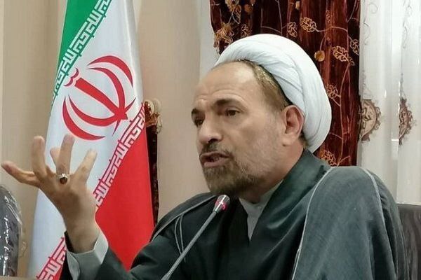 امام جمعه ایلام: اینکه خانمی را ببینید و عکس بگیرید، اشتباه است، تو چکاره‌ای که عکس بگیری؟ آن هم عکس نامحرم! / اجرای لایحه حجاب باعث بروز مشکلاتی خواهد شد