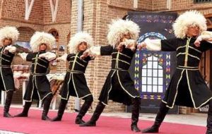 رأی دادسرای عمومی و انقلاب تبریز: رقص آذربایجانی رفتار خلاف عفت و اخلاق عمومی نیست / نه‌ تنها رفتار خلاف عفت نیست که از آداب فرح‌بخش جامعه است