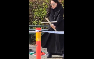 یک زن سوئدی در یک اقدام موهن جدید، قرآن را به آتش کشید یک زن سوئدی در یک اقدام موهن جدید، قرآن را به آتش کشید