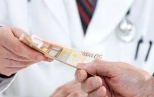 دریافت زیرمیزی پزشکان تخلف است دریافت زیرمیزی پزشکان تخلف است