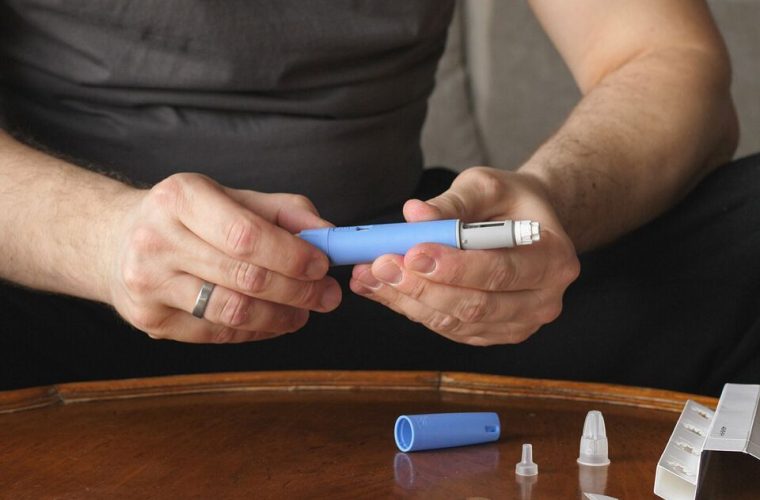 انسولین قلمی جز کمبود‌های جدی ماست / ما ۱۲ میلیون دیابتی در کشور داریم / بیماران تیپ ۲ دیابتی که انسولین نمی‌زدند، آن‌ها هم با افزایش تنش در جامعه، رو به انسولین آورده‌اند / اگر یک فرد دیابتی بیمه نباشد ماهانه حداقل ۳ میلیون تومان هزینه انسولین و قرص دارد؛ اگر هم بیمار به مشکل زخم پا و کلیه و … برسد، ممکن است هزینه‌هایش به صد‌ها میلیون برسد