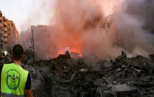 اتحادیه شیمیدانان لبنانی درباره گردوغبار نارنجی بمباران ضاحیه بیروت: اسرائیل از بمب‌های حاوی اورانیوم ضعیف شده استفاده کرده / این بمب‌ها توان نفوذ و رخنه گسترده‌ای دارد / استنشاق غبار ناشی از این بمباران باعث بیماری‌های زیادی می‌شود / مردم به شعاع دو کیلومتری این نواحی نزدیک نشوند؛ افرادی هم که مجبور به نزدیک شدن هستند لباس مخصوص ضد غبار و ماسک‌های ویژه مواد شیمیایی بزنند