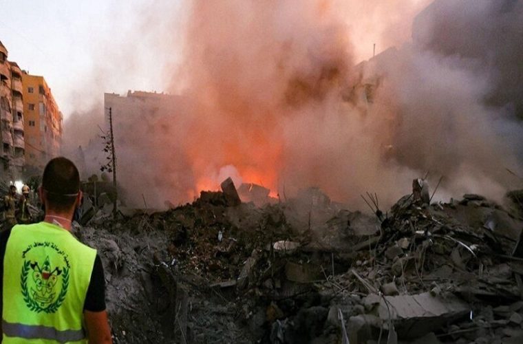 اتحادیه شیمیدانان لبنانی درباره گردوغبار نارنجی بمباران ضاحیه بیروت: اسرائیل از بمب‌های حاوی اورانیوم ضعیف شده استفاده کرده / این بمب‌ها توان نفوذ و رخنه گسترده‌ای دارد / استنشاق غبار ناشی از این بمباران باعث بیماری‌های زیادی می‌شود / مردم به شعاع دو کیلومتری این نواحی نزدیک نشوند؛ افرادی هم که مجبور به نزدیک شدن هستند لباس مخصوص ضد غبار و ماسک‌های ویژه مواد شیمیایی بزنند