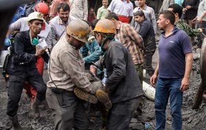 محمد بهمدی، کارگر آسیب دیده معدن طبس: همان معدن دوباره راه افتاده و معدن با همان وضعیت مشغول کار است / با کارگران صحبتی درباره خانه نشده؛ گفتهاند فوت شدگانی که زمین یا خانه نداشتند، خانه دار شوند /پیمانکار و مسئولین همه مشغول کار هستند و کسی تغییر نکرده است / تأمین اجتماعی ۷ میلیون میدهد، من با ۷ میلیون به عنوان سرپرست خانواده چگونه هزینهها را تأمین کنم؟ محمد بهمدی، کارگر آسیب دیده معدن طبس: همان معدن دوباره راه افتاده و معدن با همان وضعیت مشغول کار است / با کارگران صحبتی درباره خانه نشده؛ گفتهاند فوت شدگانی که زمین یا خانه نداشتند، خانه دار شوند /پیمانکار و مسئولین همه مشغول کار هستند و کسی تغییر نکرده است / تأمین اجتماعی ۷ میلیون میدهد، من با ۷ میلیون به عنوان سرپرست خانواده چگونه هزینهها را تأمین کنم؟