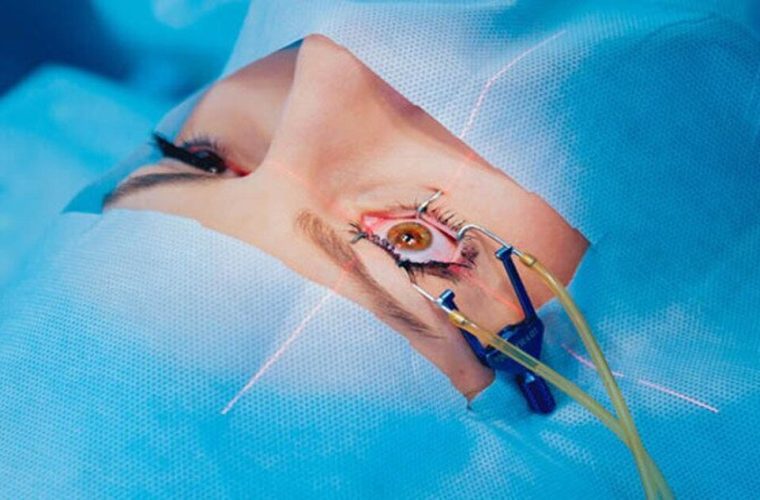 فاجعه در بیمارستان چشم پزشکی؛ ۹ بیمار پس از عمل آب مروارید نابینا شدند / وزارت بهداشت: پیگیری قضایی درباره این مسئله انجام شده / رئیس کمیسیون بهداشت مجلس: مردم را نگران نکنید؛ دلیلی ندارد که رسانه‌ها هرروز این مسئله را برجسته کنند / [این مسائل را] بزرگ نکنید