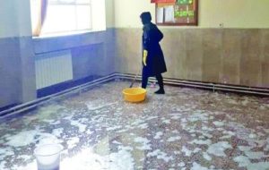 نظافت اجباری مدرسه توسط ولی دانش‌آموز مشهدی / ولی دانش‌آموز: به من اطلاع دادند که دخترم حالش خوب نیست و در مدرسه پس از حالت تهوع شدید، استفراغ داشته و باید خودم اقدام به نظافت محل استفراغ کنم / اعلام کردند که دستمال کاغذی و دستمال پارچه‌ای برای تمیزکاری محل ندارند و باید به منزل برگردم و با خودم دستمال بیاورم / مدیرکل‌آموزش و پرورش: با عاملان برخورد لازم انجام خواهد شد