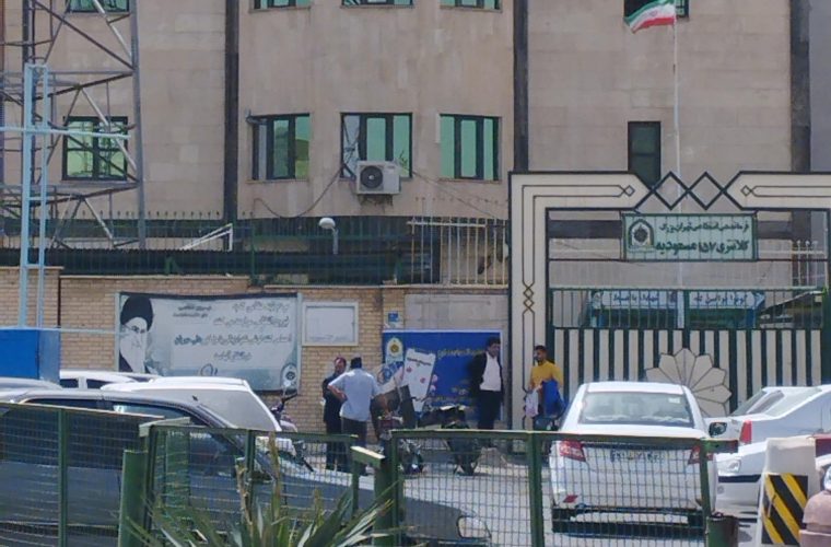 قوه قضاییه: حمله مسلحانه به کلانتری مسعودیه کذب است / خودرویی که راننده آن در حالت مستی یا استعمال مواد مخدر یا روان گردان رانندگی می کرد، سعی بر ورود به پادگان سابق ارتش در آن منطقه را داشت که در پی برخورد با در و همچنین عوامل حفاظتی ناموفق بود / فرد مورد اشاره بازداشت شده