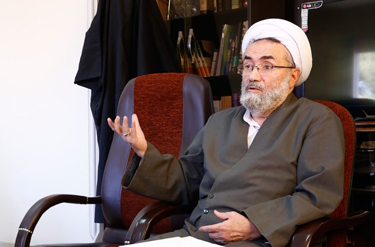 انتقاد مسیح مهاجری، مدیر مسئول روزنامه جمهوری اسلامی، از «بی شرف» خواندن موافقان مذاکره توسط یک نماینده مجلس: یکی از اهداف اصلی انقلاب، این بود که به خفقان پایان بدهد