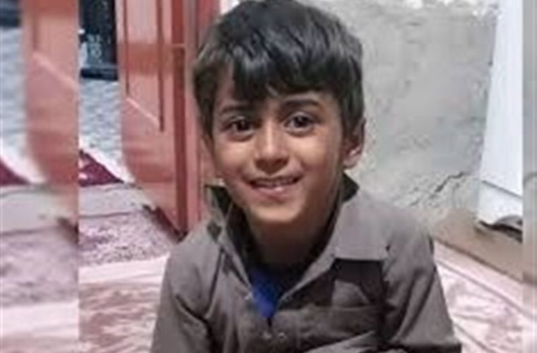 فارس: روز گذشته ماموران یگان تکاوری در ایرانشهر متوجه تعقیب یک خودرو توسط خودرو دیگر شده و برای آگاهی از چرایی این حادثه وارد عمل می‌شوند / در همین حین چند تیر به سمت خودرو تعقیب شونده شلیک می‌شود / در این حادثه کودک ۴ ساله جان‌ خود را از دست می‌دهد و زن باردار نیز با اصابت گلوله زخمی شده جنین خود را از دست می‌دهد