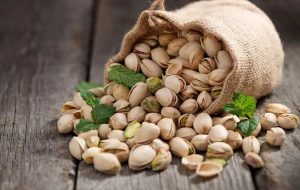 کارگروه آجیل و خشکبار اتاق اصناف: قیمت انواع پسته نسبت به سال گذشته، ۵۰ درصد گران‌تر شده/ برخلاف سال‌های گذشته، هنوز خرید آجیل و خشکبار شب عید آغاز نشده/ رکود سنگینی به دلیل کاهش قدرت خرید مردم، بر بازار حاکم است/ سالانه ۲۵۰ هزار تن پسته در کشور تولید می‌شود، اما فقط ۵۰ هزار تن آن در داخل مصرف می‌شود