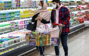 کالا‌های اساسی ۱۰۰ درصد افزایش قیمت داشته‌اند؛ حبوبات، چای، برنج، روغن و خرما شامل این افزایش قیمت می‌شوند / در بازار، کمبود روغن داریم / برای برنج ایرانی هم قیمت دستوری ۱۳۰ هزار تومانی گذاشته‌اند؛ ما چطور برنج درجه یک را ۱۸۰ هزار بخریم، اما ۱۳۰ هزار بفروشیم؟ / آمار دقیقی از تعطیلی واحد‌ها صنفی نداریم، اما تعدادی از آنها جواز کسبشان را باطل کرده‌اند، برخی هم واحدشان را برای فروش گذاشته‌اند