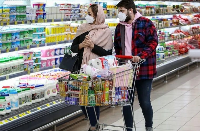 کالا‌های اساسی ۱۰۰ درصد افزایش قیمت داشته‌اند؛ حبوبات، چای، برنج، روغن و خرما شامل این افزایش قیمت می‌شوند / در بازار، کمبود روغن داریم / برای برنج ایرانی هم قیمت دستوری ۱۳۰ هزار تومانی گذاشته‌اند؛ ما چطور برنج درجه یک را ۱۸۰ هزار بخریم، اما ۱۳۰ هزار بفروشیم؟ / آمار دقیقی از تعطیلی واحد‌ها صنفی نداریم، اما تعدادی از آنها جواز کسبشان را باطل کرده‌اند، برخی هم واحدشان را برای فروش گذاشته‌اند