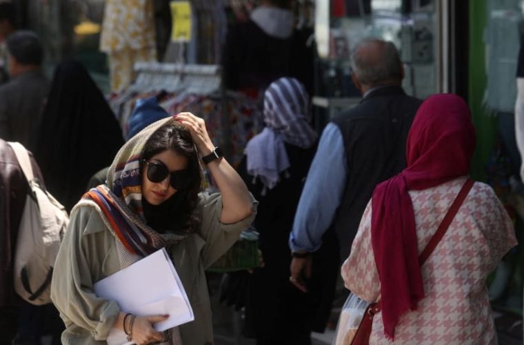 ستوده، نماینده مجلس، درمورد پیامکهای کشف حجاب: نمیتوانیم به زور کسی را وادار کنیم حتماً حجابش را رعایت کند ستوده، نماینده مجلس، درمورد پیامکهای کشف حجاب: نمیتوانیم به زور کسی را وادار کنیم حتماً حجابش را رعایت کند