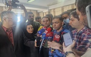 متهم تجاوز به کودکان در مقابل دوربین رسانه‌ها قرار گرفت+ عکس