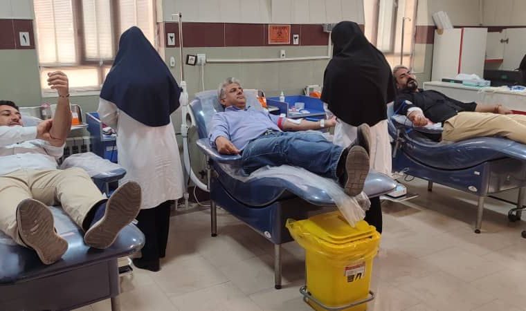 کارکنان شرکت صنایع پلیمر گچساران برای کمک به آسیب‌دیدگان حادثه بندرعباس، خون اهدا کردند