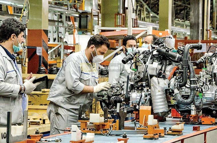 واحد‌های ما دچار کاهش تولید و کمبود مواد اولیه برای تولید شده‌اند / روش‌هایی که الان به وجود آمده بیشتر جنبه‌ی محدود کردن تولید داخل را دارد / در همین زمان برای واردات قطعات به چندین برابر ما ارز داده می‌شود؛ مشکل کمبود ارز نیست اگر کمبود داشتند به واردات قطعات ارز تعلق نمی‌گرفت / نمی‌توانیم پیش‌بینی برای چند ماه آینده داشته باشیم