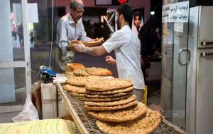 قطعی برق نه تنها باعث خراب شدن خمیر نانوایان شده، بلکه از سوی سامانه به علت تراکنش‌های نامتعارف، متهم به تخلف شده‌اند/ در یک روز ممکن است ۳ تا ۴ کیسه آرد به علت خاموشی‌ها از بین برود/ دولت آرد ۴ نرخی را باید تک نرخی کند؛ الان هر کیسه آرد از ۵۰ هزار تا ۱ میلیون و ۲۰۰ تومان نوسان دارد