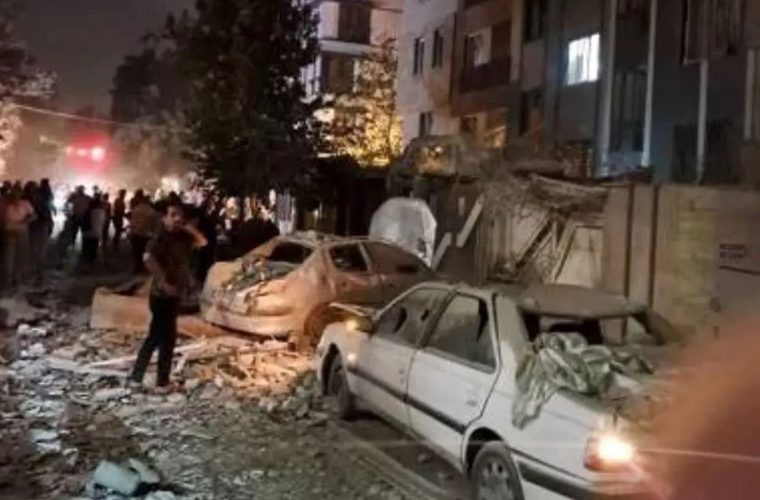 ایسنا: ساختمان‌های مسکونی در سعادت‌آباد، نوبنیاد، شهرک محلاتی و کوهک تهران هدف حملات اسرائیل قرار گرفته‌اند / در خیابان فرحزاد یک ساختمان دچار حریق شد؛ پیکر مادر و کودکی در محل مشاهده شده / از میدان کلاهدوز، ستونی از دود بلند شده / طبقه ششم یک ساختمان در سعادت آباد مورد اصابت قرار گرفته؛ دستور تخلیه اطراف ساختمان صادر شده / ۵ شهید و ۲۰ مجروح از ساختمان  آسیب دیده از نارمک خارج شده