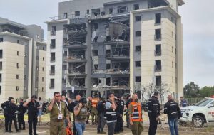 موج جدید حمله موشکی ایران به اسرائیل؛ رسانه‌های اسرائیلی: موشک ایرانی در نزدیکی ساختمان مایکروسافت در بئرشبع فرود آمد / شهرداری بئرشبع: این خسارت ناشی از اصابت مستقیم موشک ایرانی بوده است، نه ترکش‌های موشک رهگیر / هاآرتص: ایران [تنها] یک موشک به سمت اسرائیل شلیک کرد، اما تلاش برای رهگیری آن شکست خورد