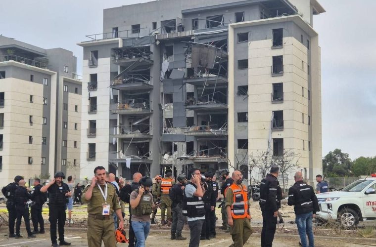 موج جدید حمله موشکی ایران به اسرائیل؛ رسانه‌های اسرائیلی: موشک ایرانی در نزدیکی ساختمان مایکروسافت در بئرشبع فرود آمد / شهرداری بئرشبع: این خسارت ناشی از اصابت مستقیم موشک ایرانی بوده است، نه ترکش‌های موشک رهگیر / هاآرتص: ایران [تنها] یک موشک به سمت اسرائیل شلیک کرد، اما تلاش برای رهگیری آن شکست خورد