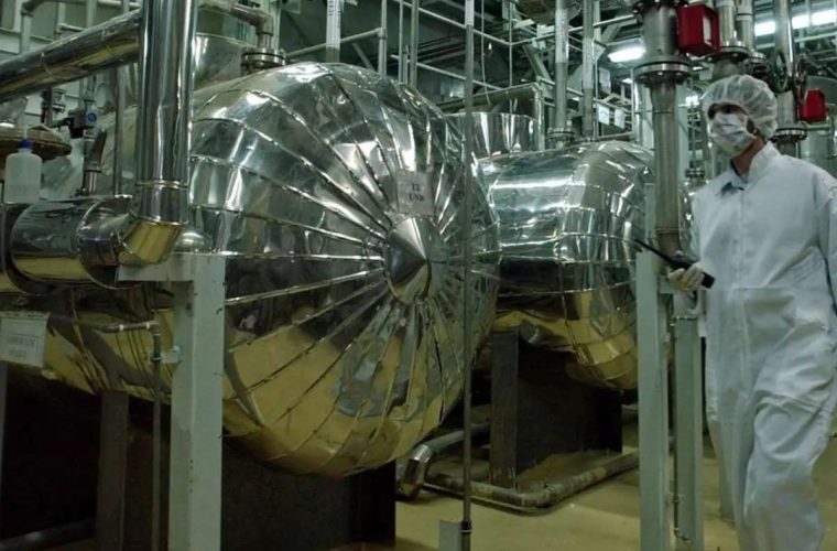 نیویورک‌تایمز: تل آویو به این نتیجه رسیده که بخشی از اورانیوم غنی‌شده [۶۰ درصدی] در ایران، از حملات آمریکا و اسرائیل در ماه گذشته جان سالم به در برده‌اند/ ممکن است این مواد همچنان در دسترس مهندسان هسته‌ای تهران باشند