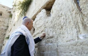 هاآرتص گزارش داد؛ یکی از بانفوذترین جریانات اسرائیل معتقد است جنگ با ایران نشانه‌ی ظهور قریب‌الوقوع مسیح موعود یهودیان است / آن‌ها معنقدند جنگ‌های غزه و ایران نوعی دخالت الهی است که روند رستگاری را تسریع می‌کند/ خاخام‌های برجسته، نتانیاهو را به عنوان فرستاده خدا معرفی می‌کنند