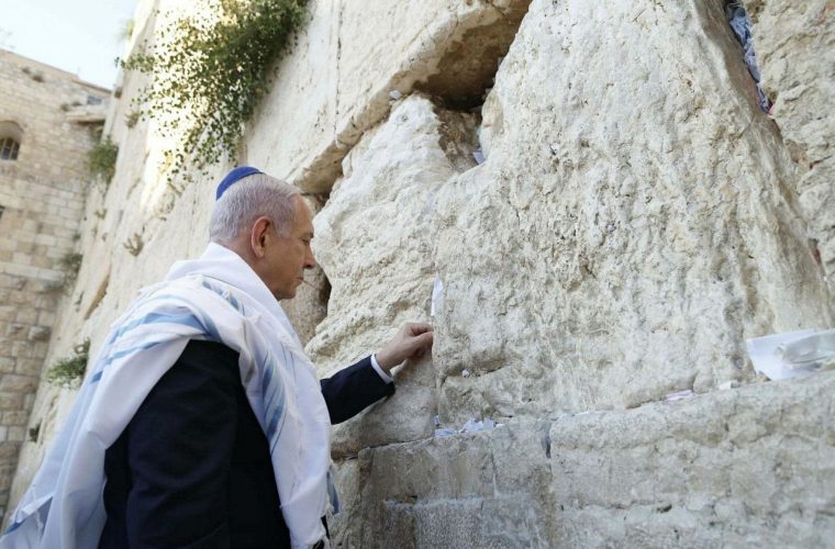 هاآرتص گزارش داد؛ یکی از بانفوذترین جریانات اسرائیل معتقد است جنگ با ایران نشانه‌ی ظهور قریب‌الوقوع مسیح موعود یهودیان است / آن‌ها معنقدند جنگ‌های غزه و ایران نوعی دخالت الهی است که روند رستگاری را تسریع می‌کند/ خاخام‌های برجسته، نتانیاهو را به عنوان فرستاده خدا معرفی می‌کنند