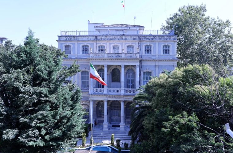 پایان گفت‌و‌گو‌های ایران و اروپا در استانبول / خبرگزاری فرانسه: نمایندگان کشور‌های اروپایی پس از مذاکرات از کنسولگری ایران خارج شدند