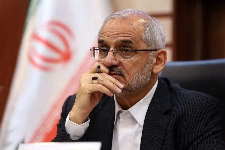 رئیس دفتر پزشکیان: پس از حمله اسرائیل به جلسه شورای عالی امنیت ملی، پای «پزشکیان» کمی زخم و سر و روی «سرلشکر موسوی» هم پر از خاک شده بود/ وزیر کشور طوری خاک تنفس کرده بود که دچار مشکل شده بود/ در پای رئیس‌جمهور خون متورم شده بود که پزشکان آن را تخلیه کردند/ در اثر اصابت موشک، در بتن شکاف ایجاد شده بود که آن را با دست باز کردند تا فرد لاغری بیرون بیاید و سپس بقیه خارج شوند
