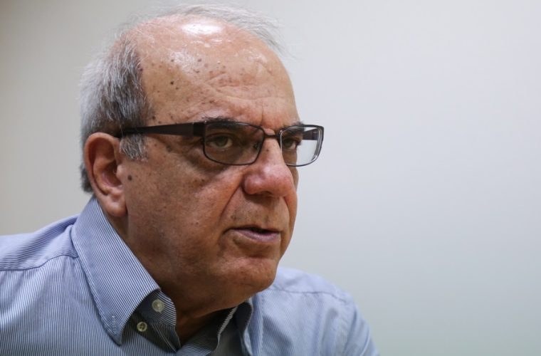 عباس عبدی: لغو کنسرت همایون شجریان یعنی در همان پاشنه قبلی می‌چرخد / مشکل خیابان و عرصه عمومی است، نه حجاب و موسیقی