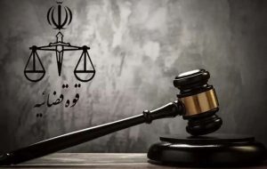 دادگستری اراک: سارقی تحت عنوان مأمور اداره آب، وارد یک خانه شده و اقدام به سرقت ۹ حلقه النگو از یک زن با توسل به اسید پاشی، زور و ضرب و جرح کرده/ متهم مجموعاً به ۴۰ سال حبس و ۷۴ ضربه شلاق محکوم شده