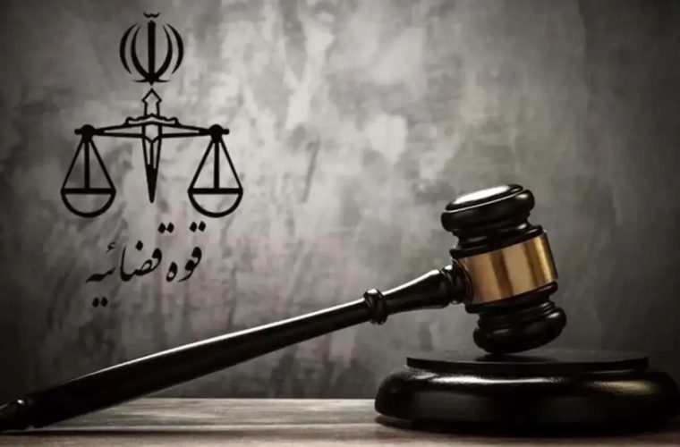 دادگستری اراک: سارقی تحت عنوان مأمور اداره آب، وارد یک خانه شده و اقدام به سرقت ۹ حلقه النگو از یک زن با توسل به اسید پاشی، زور و ضرب و جرح کرده/ متهم مجموعاً به ۴۰ سال حبس و ۷۴ ضربه شلاق محکوم شده