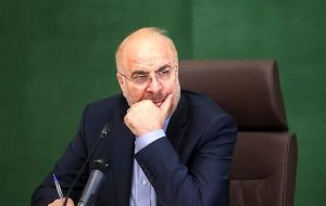 قالیباف: بر اساس روندی که در سال جاری در حال طی کردن هستیم بنزین با قیمت ۵۰ الی ۶۰ هزار تومان میخریم و به قیمت ۲ الی ۳ هزار تومان به مردم میدهیم؛ بنابراین باید در این کار تدبیر کنیم قالیباف: بر اساس روندی که در سال جاری در حال طی کردن هستیم بنزین با قیمت ۵۰ الی ۶۰ هزار تومان میخریم و به قیمت ۲ الی ۳ هزار تومان به مردم میدهیم؛ بنابراین باید در این کار تدبیر کنیم