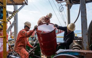 وال استریت ژورنال:چین از طریق یک کانال مالی پنهان، پول نفت ایران را پرداخت میکند/ در ازای نفت ارسالی به پکن، شرکتهای چینی در طرحهای زیر ساختی ایران مشارکت دارند/ این حلقهٔ پرداخت محرمانه توسط یک شرکت بیمهٔ دولتی چین، تکمیل میشود/ صادرات نفت تهران به پکن کماکان ادامه یافته و تقریبا «در همان حد پیشین» باقی مانده وال استریت ژورنال:چین از طریق یک کانال مالی پنهان، پول نفت ایران را پرداخت میکند/ در ازای نفت ارسالی به پکن، شرکتهای چینی در طرحهای زیر ساختی ایران مشارکت دارند/ این حلقهٔ پرداخت محرمانه توسط یک شرکت بیمهٔ دولتی چین، تکمیل میشود/ صادرات نفت تهران به پکن کماکان ادامه یافته و تقریبا «در همان حد پیشین» باقی مانده