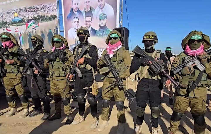 امروز، آغاز تبادل اسرا میان اسرائیل و حماس / تجمع خانواده‌های گروگان‌ها در تل‌آویو / حماس اسامی ۲۰ اسیر اسرائیلی که قرار است آزاد شوند را منتشر کرد / فراخوان ۷ هزار نیروی حماس برای استقرار در مناطقی از غزه که اسرائیل از آنها عقب نشینی کرده است