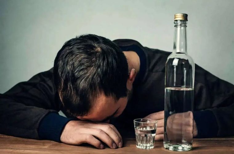 وزارت بهداشت: مصرف الکل به جای تریاک، در حال افزایش است